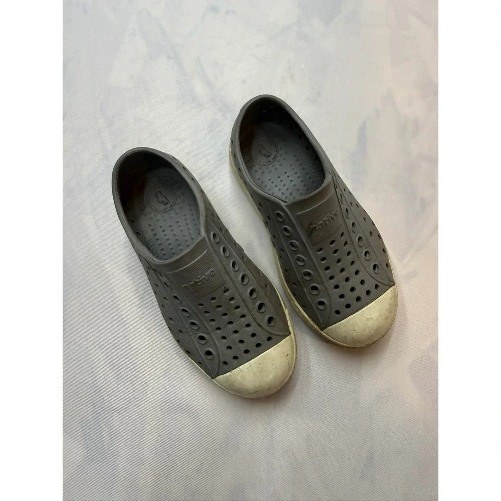 NATIVE $35 Jefferson Unisex Kids Size 10 Gray White Waterproof Slip On Shoes